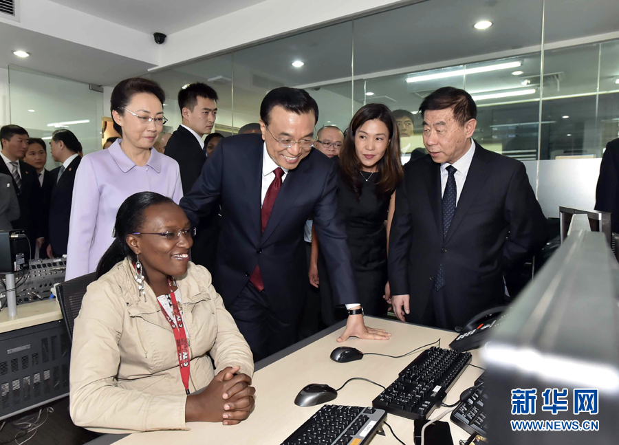 5月11日，中國國務院總理李克強在肯尼亞首都內(nèi)羅畢看望并慰問中央電視臺非洲分臺員工。 新華社記者 李濤 攝 