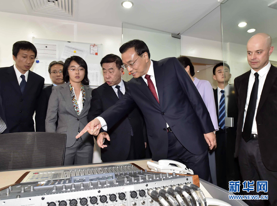 5月11日，中國國務院總理李克強在肯尼亞首都內(nèi)羅畢看望并慰問中央電視臺非洲分臺員工。 新華社記者 李濤 攝 