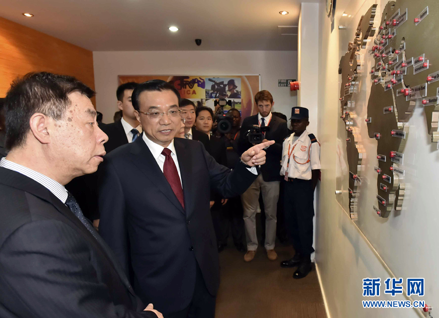 5月11日，中國國務院總理李克強在肯尼亞首都內(nèi)羅畢看望并慰問中央電視臺非洲分臺員工。 新華社記者 李濤 攝 