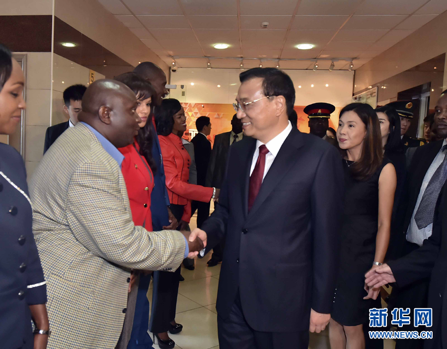 5月11日，中國國務院總理李克強在肯尼亞首都內(nèi)羅畢看望并慰問中央電視臺非洲分臺員工。 新華社記者 李濤 攝 