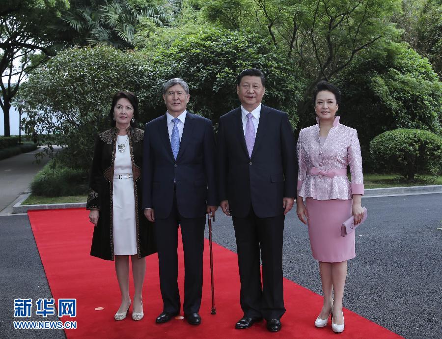 會談前，習(xí)近平在上海西郊會議中心廣場為阿坦巴耶夫舉行歡迎儀式。新華社記者 蘭紅光 攝 
