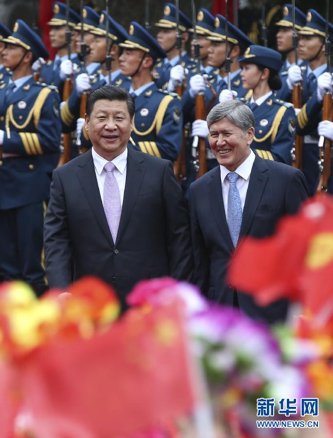 會談前，習(xí)近平在上海西郊會議中心廣場為阿坦巴耶夫舉行歡迎儀式。新華社記者 蘭紅光 攝 