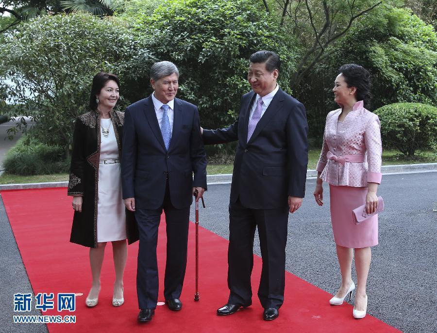 會談前，習(xí)近平在上海西郊會議中心廣場為阿坦巴耶夫舉行歡迎儀式。新華社記者 蘭紅光 攝 