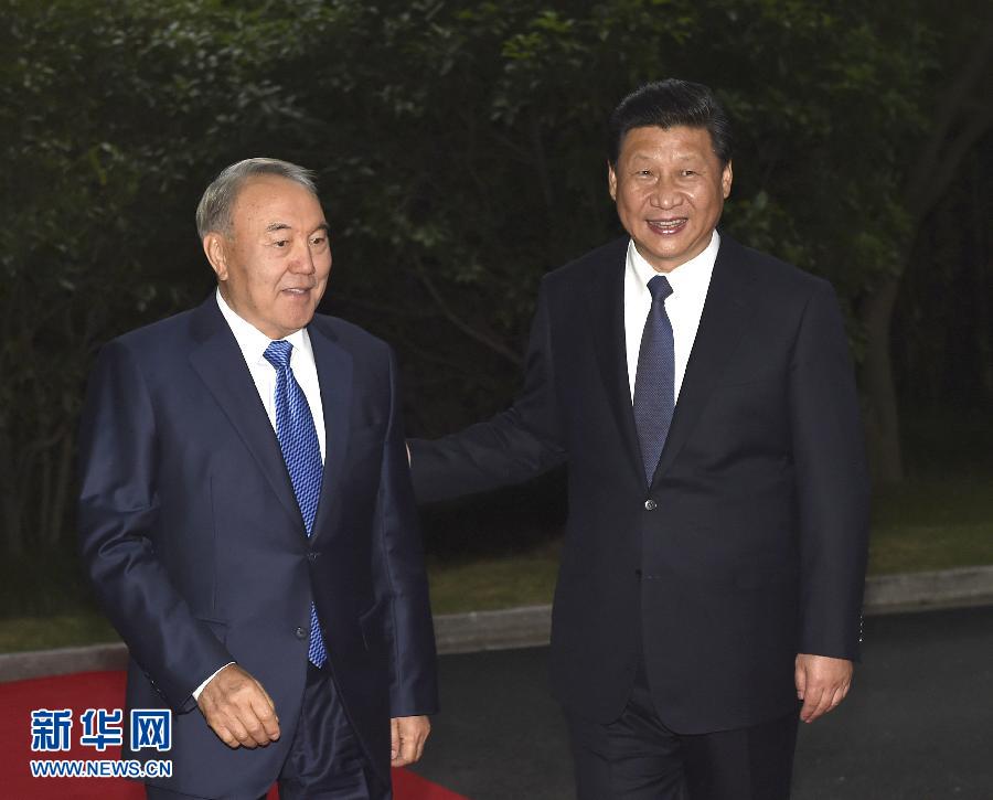  5月19日，中國國家主席習(xí)近平在上海同哈薩克斯坦總統(tǒng)納扎爾巴耶夫舉行會(huì)談。這是會(huì)談前，習(xí)近平在上海西郊會(huì)議中心廣場為納扎爾巴耶夫舉行歡迎儀式。新華社記者 馬占成 攝 