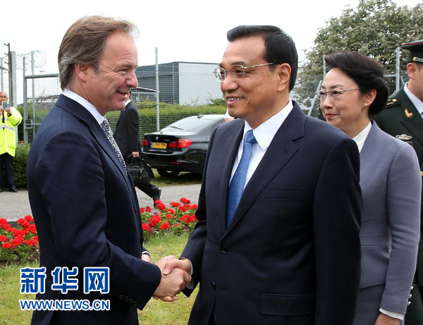 6月16日，應(yīng)英國首相卡梅倫邀請(qǐng)，國務(wù)院總理李克強(qiáng)乘專機(jī)抵達(dá)倫敦希思羅機(jī)場(chǎng)，開始對(duì)英國進(jìn)行正式訪問。李克強(qiáng)總理夫人程虹同機(jī)抵達(dá)。這是英國政府高級(jí)官員到機(jī)場(chǎng)迎接李克強(qiáng)總理和夫人。新華社記者 龐興雷 攝