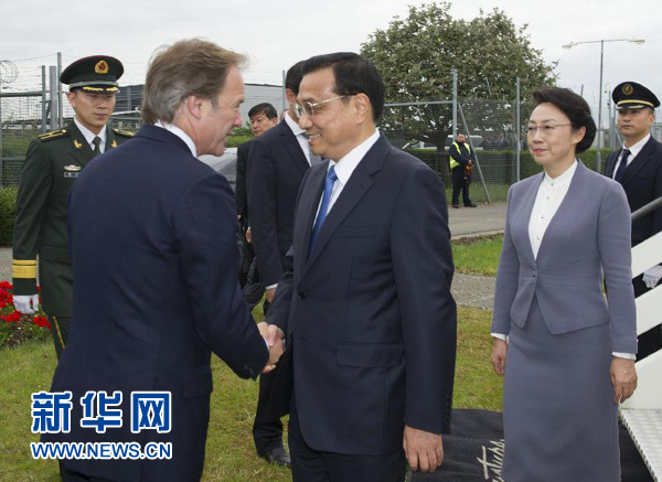 6月16日，應(yīng)英國首相卡梅倫邀請(qǐng)，國務(wù)院總理李克強(qiáng)乘專機(jī)抵達(dá)倫敦希思羅機(jī)場(chǎng)，開始對(duì)英國進(jìn)行正式訪問。李克強(qiáng)總理夫人程虹同機(jī)抵達(dá)。這是英國政府高級(jí)官員到機(jī)場(chǎng)迎接李克強(qiáng)總理和夫人。新華社記者 黃敬文 攝