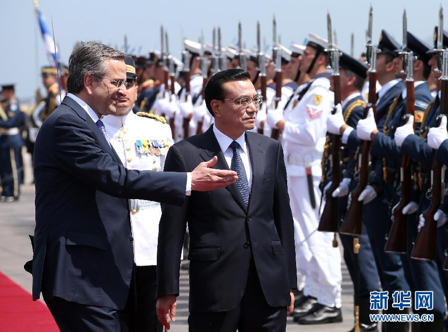 6月19日，國務院總理李克強乘專機抵達雅典國際機場，開始對希臘進行正式訪問。希臘總理薩馬拉斯在機場為李克強舉行隆重的歡迎儀式。這是李克強在薩馬拉斯的陪同下檢閱儀仗隊。新華社記者 龐興雷 攝  