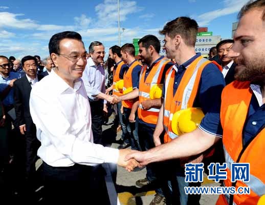 6月20日，國(guó)務(wù)院總理李克強(qiáng)與希臘總理薩馬拉斯共同考察中國(guó)遠(yuǎn)洋運(yùn)輸集團(tuán)比雷埃夫斯集裝箱碼頭。這是李克強(qiáng)和薩馬拉斯來(lái)到3號(hào)碼頭，同碼頭工人親切交流。新華社記者 李濤 攝 