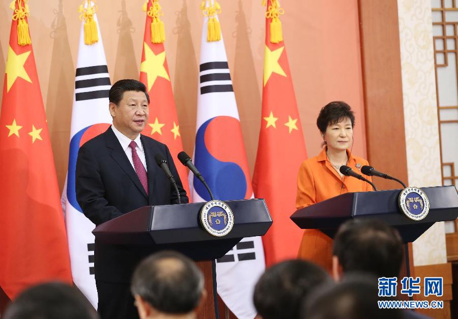 7月3日，國家主席習近平在首爾同韓國總統(tǒng)樸槿惠舉行會談。會談后，兩國元首共同會見記者。 新華社記者姚大偉攝