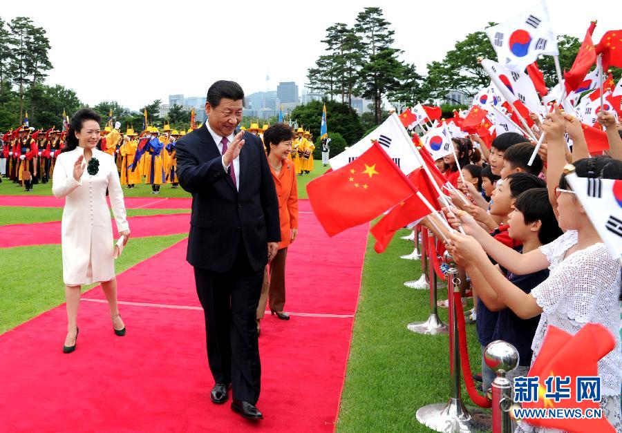 7月3日，國家主席習近平在首爾同韓國總統(tǒng)樸槿惠舉行會談。會談前，樸槿惠在青瓦臺總統(tǒng)府為習近平舉行隆重歡迎儀式。 新華社記者饒愛民攝 