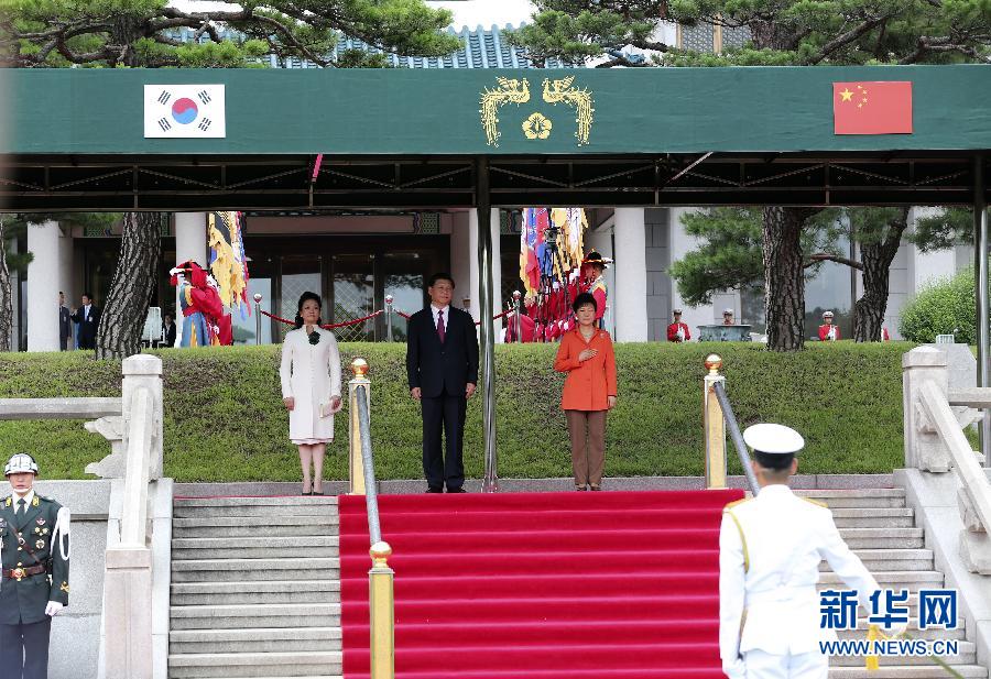 7月3日，國家主席習近平在首爾同韓國總統(tǒng)樸槿惠舉行會談。會談前，樸槿惠在青瓦臺總統(tǒng)府為習近平舉行隆重歡迎儀式。 新華社記者丁林攝 