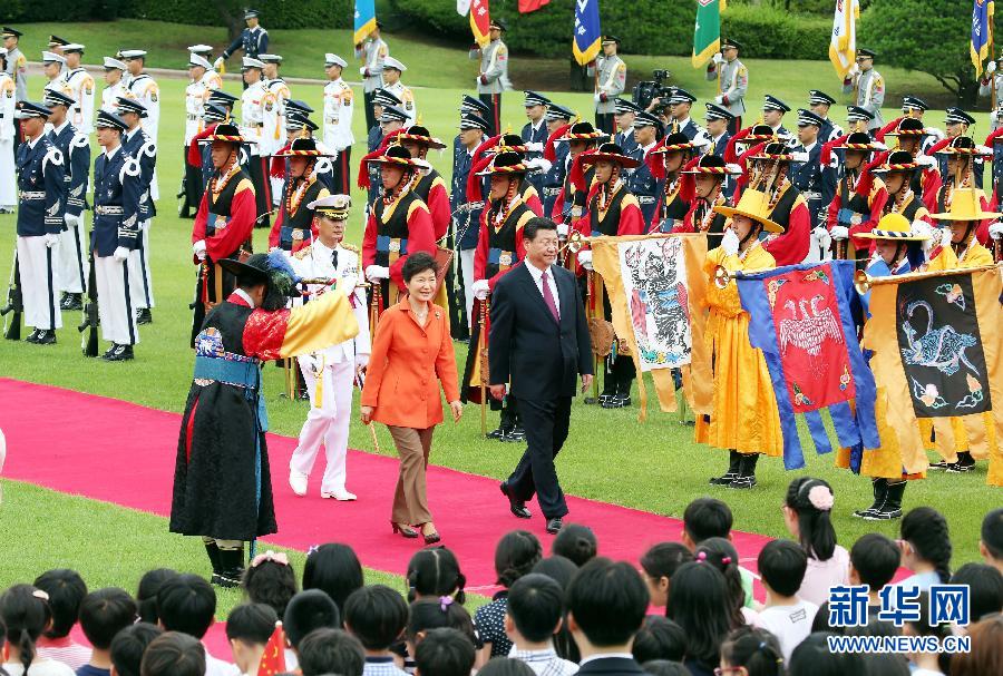 7月3日，國家主席習近平在首爾同韓國總統(tǒng)樸槿惠舉行會談。會談前，樸槿惠在青瓦臺總統(tǒng)府為習近平舉行隆重歡迎儀式。 新華社記者姚大偉攝 