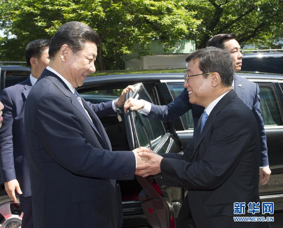 7月4日，國家主席習(xí)近平在韓國國立首爾大學(xué)發(fā)表題為《共創(chuàng)中韓合作未來　同襄亞洲振興繁榮》的重要演講。這是首爾大學(xué)校長吳然天迎接習(xí)近平主席。新華社記者 謝環(huán)馳 攝 