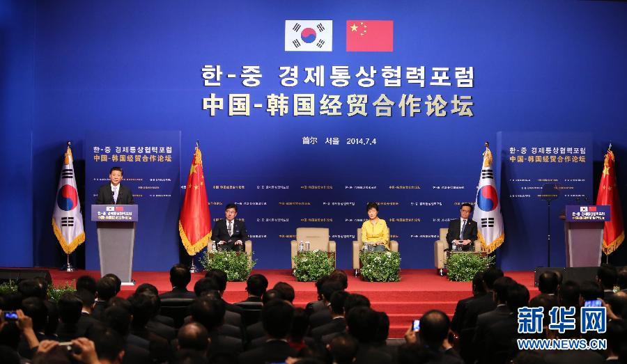 7月4日，國家主席習(xí)近平在首爾與韓國總統(tǒng)樸槿惠共同出席中韓經(jīng)貿(mào)合作論壇。習(xí)近平發(fā)表題為《攜手合作，共創(chuàng)未來》的重要講話。 新華社記者蘭紅光 攝  