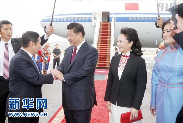 8月21日，國家主席習(xí)近平抵達烏蘭巴托，開始對蒙古國進行國事訪問。習(xí)近平和夫人彭麗媛在機場受到蒙古國總理阿勒坦呼亞格夫婦熱情迎接。新華社記者鞠鵬攝