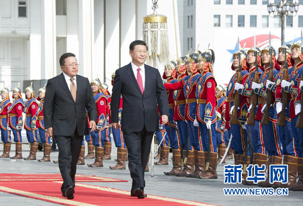8月21日，國(guó)家主席習(xí)近平在烏蘭巴托同蒙古國(guó)總統(tǒng)額勒貝格道爾吉舉行會(huì)談。會(huì)談前，額勒貝格道爾吉在國(guó)家宮前廣場(chǎng)為習(xí)近平舉行隆重歡迎儀式。新華社記者 黃敬文 攝