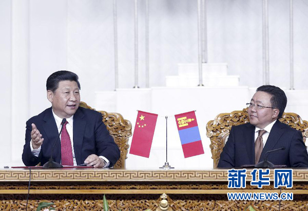 8月21日，國(guó)家主席習(xí)近平在烏蘭巴托同蒙古國(guó)總統(tǒng)額勒貝格道爾吉舉行會(huì)談。會(huì)談后，兩國(guó)元首共同會(huì)見(jiàn)記者。 新華社記者 鞠鵬 攝