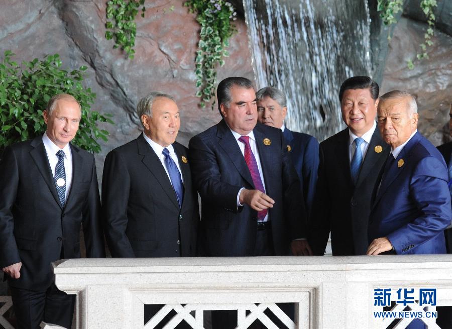 9月12日，上海合作組織成員國元首理事會第十四次會議在塔吉克斯坦首都杜尚別舉行。國家主席習(xí)近平出席會議并發(fā)表重要講話。這是習(xí)近平同其他成員國元首親切交談。新華社記者謝環(huán)馳攝 