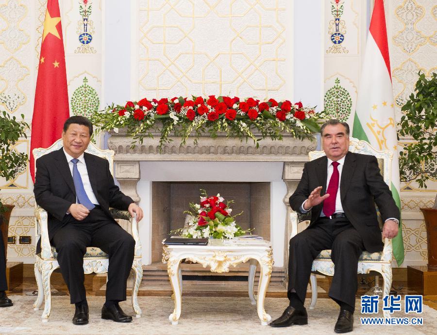 9月13日，國(guó)家主席習(xí)近平在杜尚別同塔吉克斯坦總統(tǒng)拉赫蒙舉行會(huì)談。 新華社記者黃敬文攝 