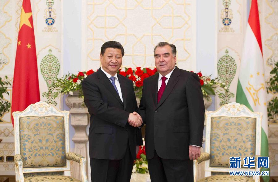 9月13日，國(guó)家主席習(xí)近平在杜尚別同塔吉克斯坦總統(tǒng)拉赫蒙舉行會(huì)談。 新華社記者黃敬文攝 