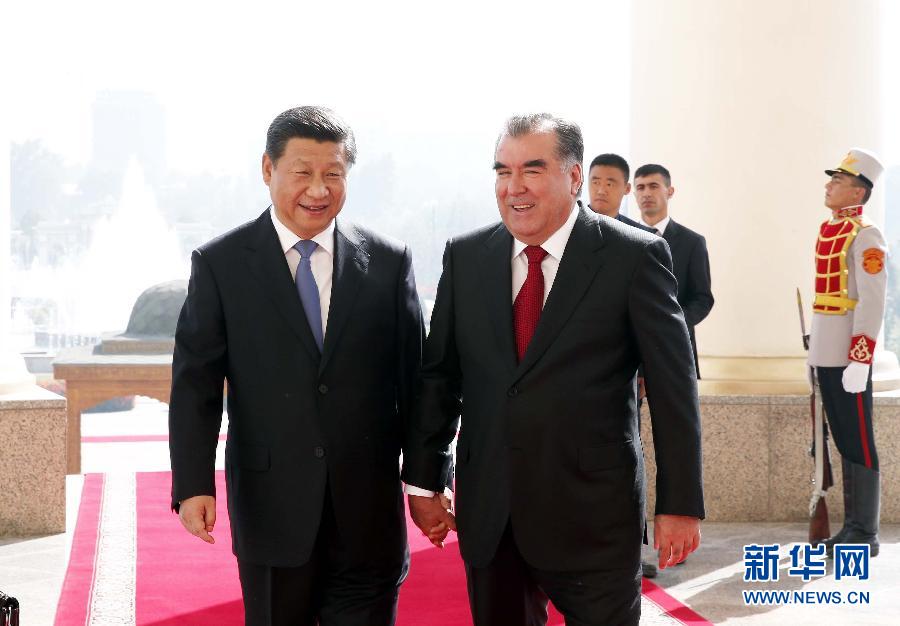 9月13日，國(guó)家主席習(xí)近平在杜尚別同塔吉克斯坦總統(tǒng)拉赫蒙舉行會(huì)談。 這是會(huì)談開(kāi)始前，兩國(guó)元首步入會(huì)談大廳。 新華社記者鞠鵬攝 