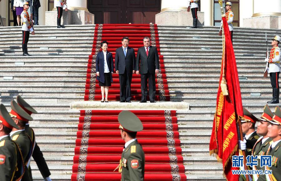 9月13日，國(guó)家主席習(xí)近平在杜尚別同塔吉克斯坦總統(tǒng)拉赫蒙舉行會(huì)談。會(huì)談前，拉赫蒙在民族宮前廣場(chǎng)為習(xí)近平舉行隆重的歡迎儀式。新華社記者馬占成攝 