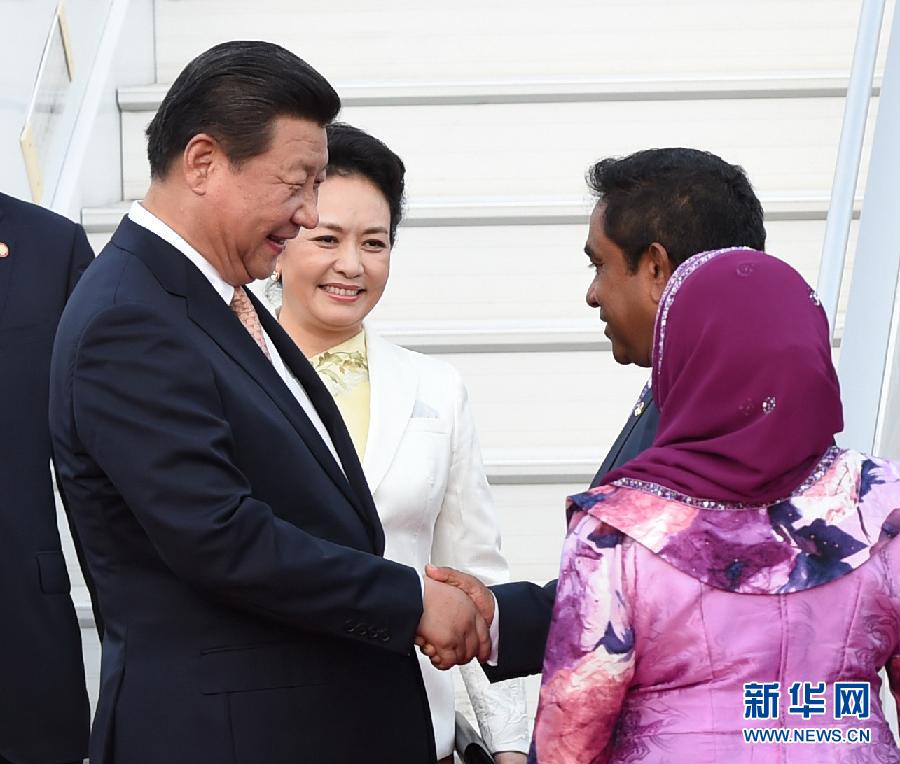 9月14日，國家主席習(xí)近平抵達馬累，開始對馬爾代夫進行國事訪問。習(xí)近平和夫人彭麗媛在機場受到馬爾代夫總統(tǒng)亞明夫婦的熱情迎接。 新華社記者 馬占成 攝