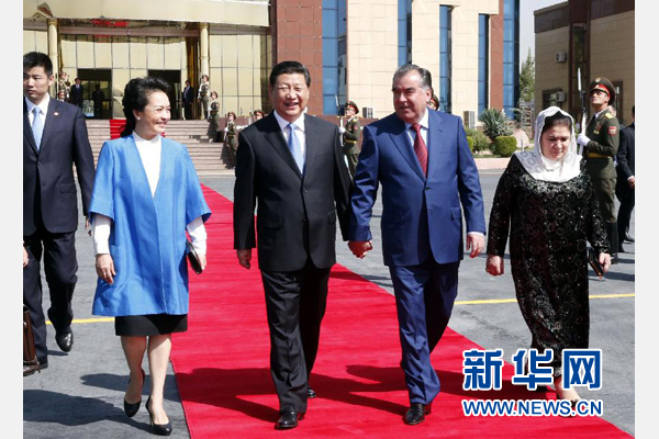9月14日，國家主席習(xí)近平結(jié)束對塔吉克斯坦的國事訪問，乘坐專機(jī)離開杜尚別。拉赫蒙總統(tǒng)夫婦專程到機(jī)場為習(xí)近平和夫人彭麗媛送行。新華社記者 鞠鵬 攝 