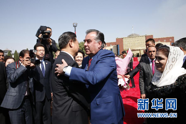 9月14日，國家主席習(xí)近平結(jié)束對塔吉克斯坦的國事訪問，乘坐專機(jī)離開杜尚別。拉赫蒙總統(tǒng)夫婦專程到機(jī)場為習(xí)近平和夫人彭麗媛送行。新華社記者 鞠鵬 攝 