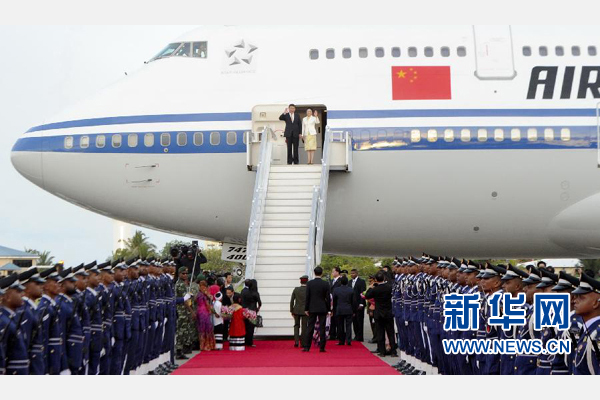 9月14日，國家主席習(xí)近平抵達(dá)馬累，開始對馬爾代夫進(jìn)行國事訪問。習(xí)近平和夫人彭麗媛在機(jī)場受到馬爾代夫總統(tǒng)亞明夫婦的熱情迎接。新華社記者 張鐸 攝