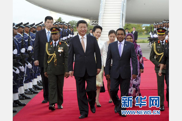 9月14日，國家主席習(xí)近平抵達(dá)馬累，開始對馬爾代夫進(jìn)行國事訪問。習(xí)近平和夫人彭麗媛在機(jī)場受到馬爾代夫總統(tǒng)亞明夫婦的熱情迎接。新華社記者 張鐸 攝 