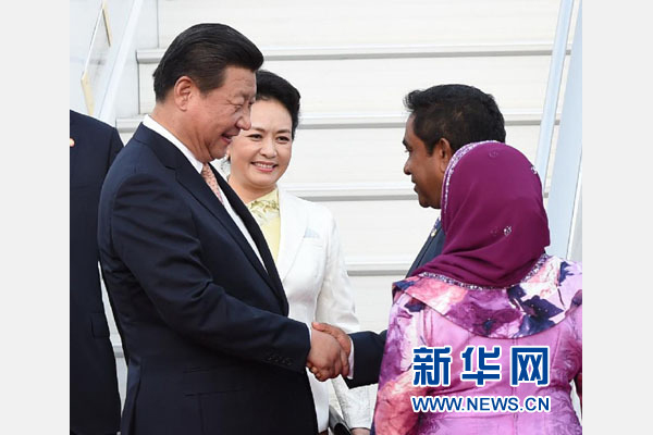  9月14日，國家主席習(xí)近平抵達(dá)馬累，開始對馬爾代夫進(jìn)行國事訪問。習(xí)近平和夫人彭麗媛在機(jī)場受到馬爾代夫總統(tǒng)亞明夫婦的熱情迎接。新華社記者 馬占成 攝 
