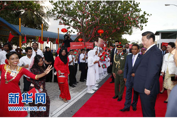  9月14日，國家主席習(xí)近平抵達(dá)馬累，開始對馬爾代夫進(jìn)行國事訪問。習(xí)近平和夫人彭麗媛在機(jī)場受到馬爾代夫總統(tǒng)亞明夫婦的熱情迎接。新華社記者 鞠鵬 攝 