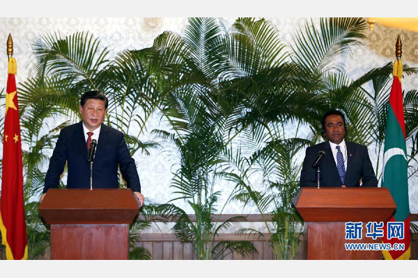 9月15日，國家主席習近平在馬累與馬爾代夫總統(tǒng)亞明共同會見記者。 新華社記者 鞠鵬 攝