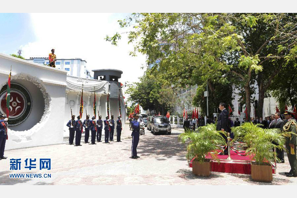 9月15日，國(guó)家主席習(xí)近平在馬累向馬爾代夫烈士紀(jì)念碑致禮。新華社記者 張鐸 攝