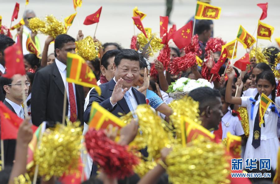  9月16日，國家主席習(xí)近平抵達(dá)科倫坡，開始對斯里蘭卡進(jìn)行國事訪問。在班達(dá)拉奈克國際機(jī)場，習(xí)近平和夫人彭麗媛受到拉賈帕克薩總統(tǒng)夫婦熱情迎接。新華社記者謝環(huán)馳攝 