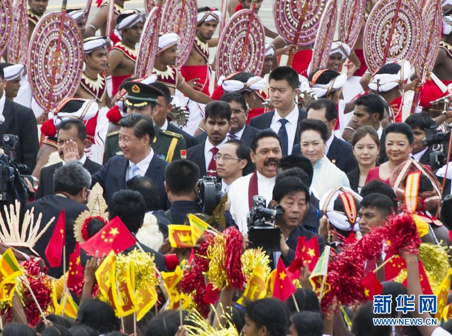 9月16日，國家主席習(xí)近平抵達(dá)科倫坡，開始對斯里蘭卡進(jìn)行國事訪問。在班達(dá)拉奈克國際機(jī)場，習(xí)近平和夫人彭麗媛受到拉賈帕克薩總統(tǒng)夫婦熱情迎接。新華社記者黃敬文攝 