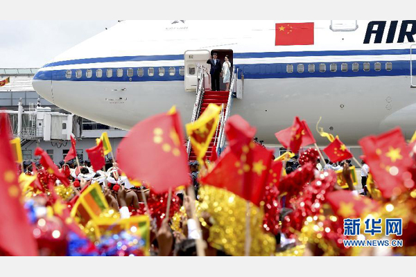 9月16日，國家主席習(xí)近平抵達(dá)科倫坡，開始對斯里蘭卡進(jìn)行國事訪問。這是習(xí)近平和夫人彭麗媛向歡迎群眾揮手致意。 新華社記者馬占成攝 