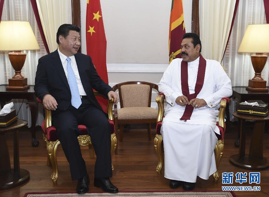 9月16日，國(guó)家主席習(xí)近平在科倫坡同斯里蘭卡總統(tǒng)拉賈帕克薩舉行會(huì)談。 新華社記者馬占成攝 