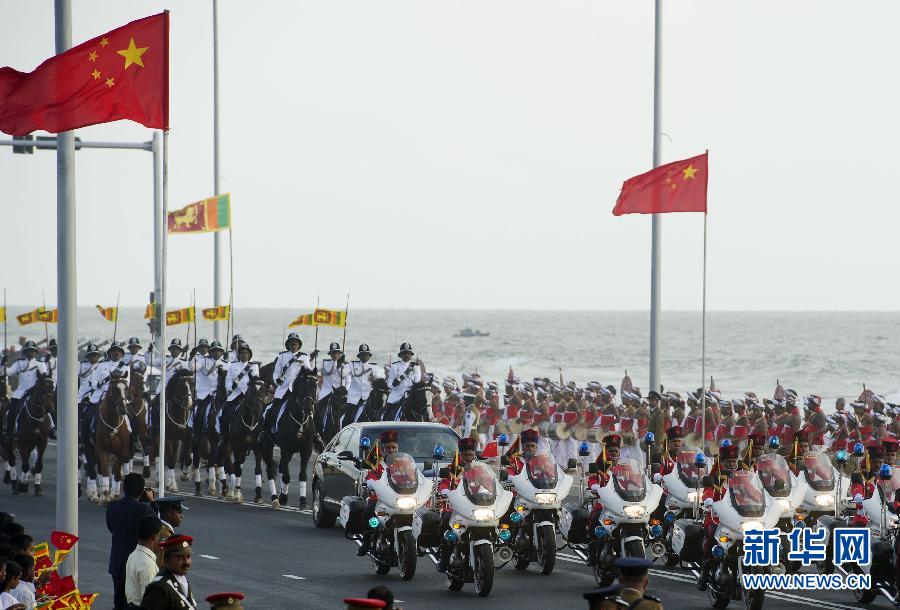 9月16日，斯里蘭卡總統(tǒng)拉賈帕克薩在科倫坡為國(guó)家主席習(xí)近平舉行盛大歡迎儀式。這是習(xí)近平和夫人彭麗媛乘坐的專車在摩托車隊(duì)和騎兵隊(duì)護(hù)衛(wèi)下駛?cè)霘g迎儀式現(xiàn)場(chǎng)。新華社記者謝環(huán)馳攝