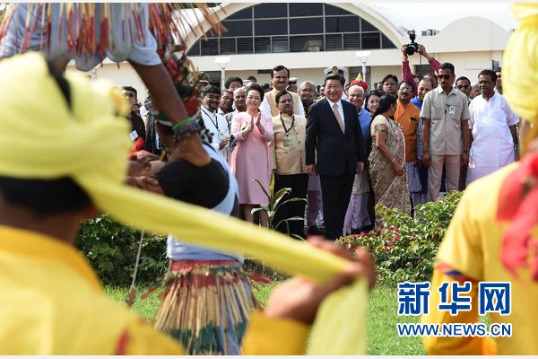 9月17日，國家主席習近平抵達古吉拉特邦艾哈邁達巴德市，開始對印度進行國事訪問。這是印度青年跳起古吉拉特邦傳統(tǒng)舞蹈，歡迎習近平和夫人彭麗媛。新華社記者 馬占成 攝