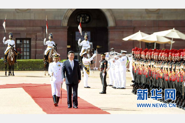 9月18日，國(guó)家主席習(xí)近平出席印度總統(tǒng)慕克吉在總統(tǒng)府舉行的隆重歡迎儀式。 新華社記者 張鐸 攝