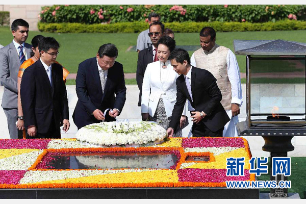 9月18日，國(guó)家主席習(xí)近平和夫人彭麗媛在新德里向甘地墓敬獻(xiàn)花圈。 新華社記者 龐興雷 攝