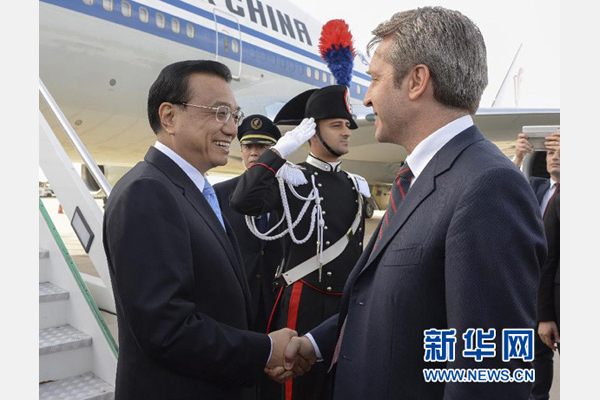 10月14日，國(guó)務(wù)院總理李克強(qiáng)乘專機(jī)抵達(dá)羅馬，開始對(duì)意大利進(jìn)行正式訪問(wèn)，意大利政府高級(jí)官員到機(jī)場(chǎng)迎接。 新華社記者李學(xué)仁攝