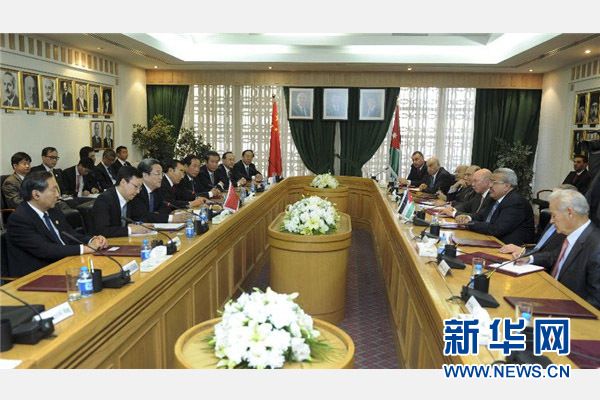 11月9日，正在約旦進(jìn)行正式友好訪問的全國(guó)政協(xié)主席俞正聲在安曼與約旦參議長(zhǎng)拉瓦比德進(jìn)行會(huì)談。 新華社記者 張鐸 攝 