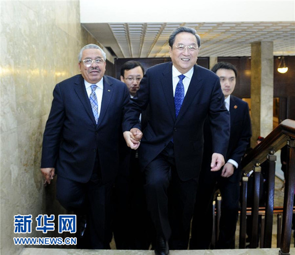 11月9日，正在約旦進(jìn)行正式友好訪問的全國(guó)政協(xié)主席俞正聲在安曼與約旦參議長(zhǎng)拉瓦比德進(jìn)行會(huì)談。這是會(huì)談前，俞正聲與拉瓦比德攜手步入會(huì)場(chǎng)。新華社記者 張鐸 攝 