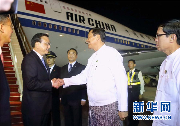 這是緬甸政府高級官員到機(jī)場迎接李克強(qiáng)總理。新華社記者 鞠鵬 攝 