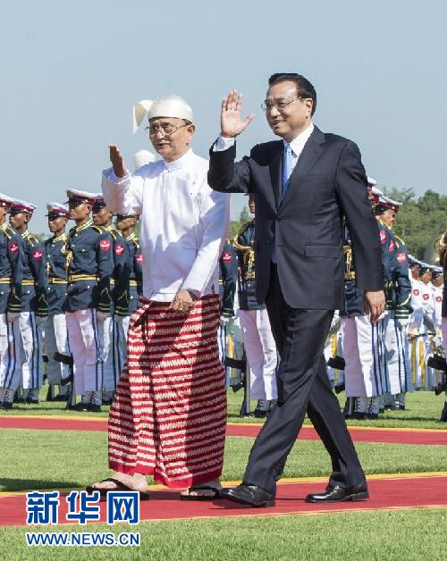 11月14日，中國國務(wù)院總理李克強在內(nèi)比都同緬甸總統(tǒng)吳登盛舉行會談。這是會談前，吳登盛在緬甸總統(tǒng)府前廣場為李克強舉行隆重的歡迎儀式。新華社記者 王曄 攝