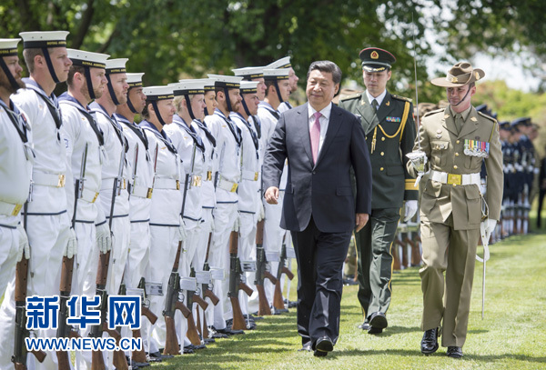11月17日，中國(guó)國(guó)家主席習(xí)近平在堪培拉會(huì)見(jiàn)澳大利亞總督科斯格羅夫。會(huì)見(jiàn)前，科斯格羅夫在總督府草坪為習(xí)近平舉行隆重歡迎儀式。新華社記者謝環(huán)馳 攝 