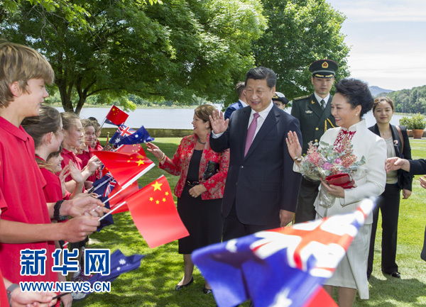 11月17日，中國(guó)國(guó)家主席習(xí)近平在堪培拉會(huì)見(jiàn)澳大利亞總督科斯格羅夫。會(huì)見(jiàn)前，科斯格羅夫在總督府草坪為習(xí)近平舉行隆重歡迎儀式。習(xí)近平和夫人彭麗媛抵達(dá)時(shí)，受到科斯格羅夫總督夫婦熱情迎接。新華社記者謝環(huán)馳 攝 